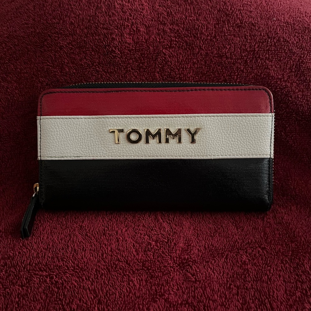 EUC Tommy Hilfiger Wallet